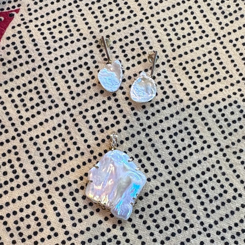 Elegant White Freshwater Pearl and 18k Gold Earrings and Pendant Set